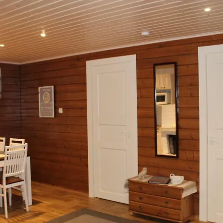 Loma-vietonen Holiday Village * Meltosjärvi